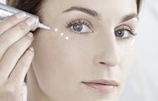 Donna che usa la crema