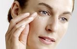 Donna che usa la crema
