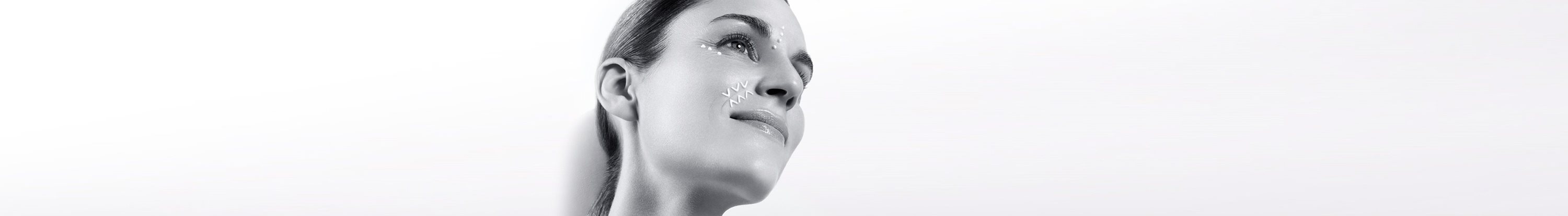 Donna che usa la crema viso anti-rughe