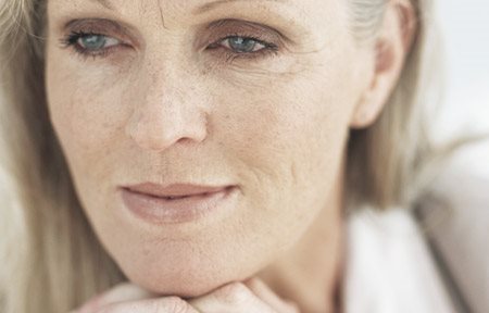 Viso di donna di mezza età