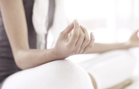 Donna che fa yoga