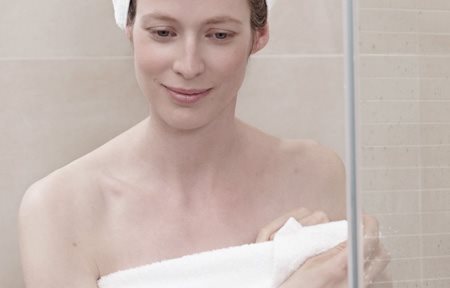 Importante in caso di dermatite atopica: Fare la doccia anziché il bagno, mantenere la temperatura sotto i 32° e non esagerare con le docce.