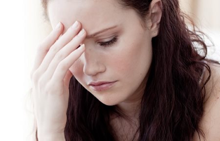 Donna in posizione di meditazione - con una mano sulla fronte