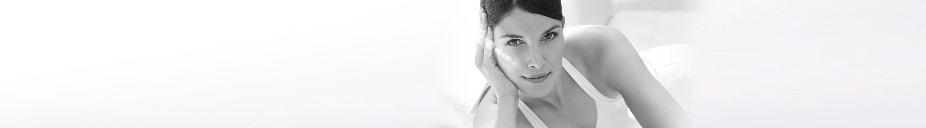 Donna con il simbolo della protezione solare eucerin sulla spalla