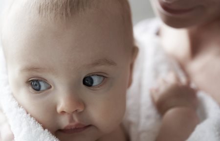 Bambino in un lenzuolo