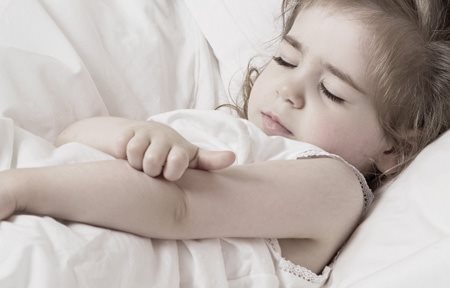 Bambina che si gratta