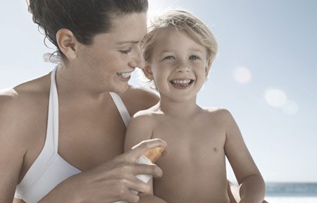 Mamma che applica la protezione