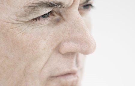 Ingrandimento del viso di un uomo anziano