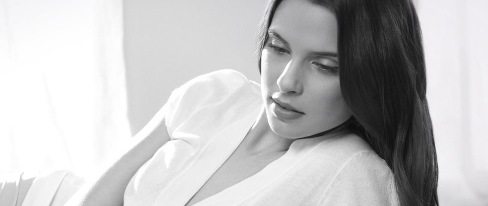 Donna con i capelli scuri in un posizione di relax