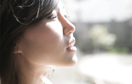 Donna asiatica che guarda il sole