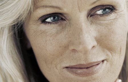 Donna anziana con pelle bianca e macchie dell'età