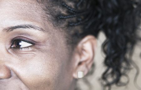 Viso di donna con la pelle nera