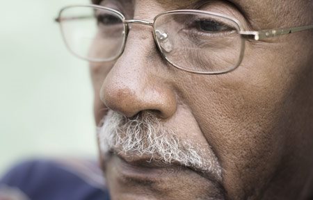 Uomo anziano con la pelle nera e pieghe nasolabiali evidenti