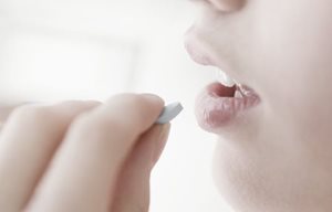 Donna che assume un farmaco