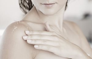 Parte posteriore della spalla di una donna