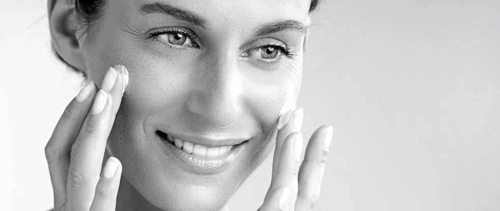 Donna che usa la crema