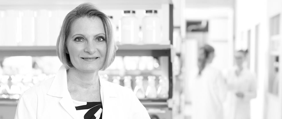 Scienziato di Eucerin in Laboratorio