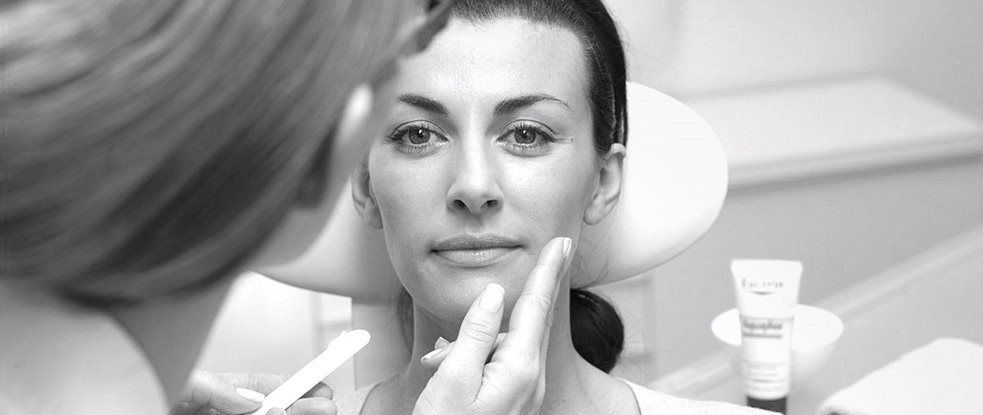 Viso di donna che viene trattato con un prodotto Eucerin