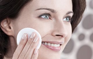 Donna che tonifica il viso