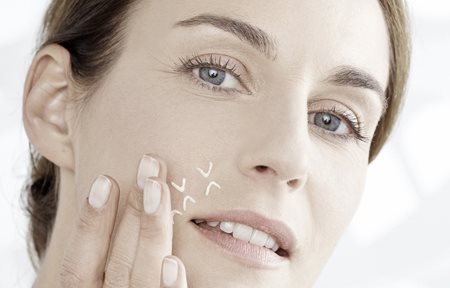 Donna che usa il concentrato nella zona fra gli occhi