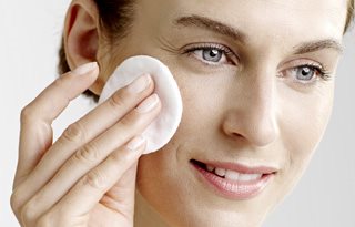 Donna che usa il tonico