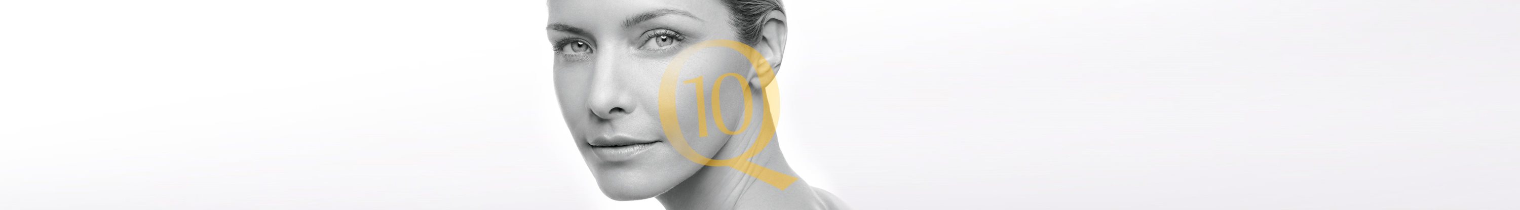 Donna che mostra la pelle del suo viso