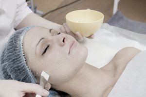 Donna che si è sottoposta ad un peeling chimico per il viso