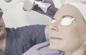 Donna sottoposta ad una laserterapia al viso