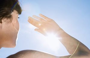 Un'esposizione eccessiva al sole provoca il prematuro invecchiamento cutaneo