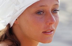 Donna con copricapo bianco