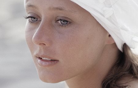 Donna con il copricapo bianco