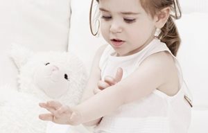 Bambina piccola che gioca con un peluche