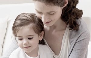 Madre e figlio seduti uno vicino all'altra