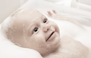 Neonato che sta facendo il bagnetto