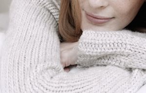 Donna che indossa un maglione di cotone