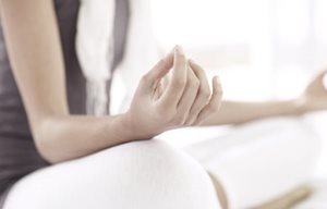 Donna che fa yoga