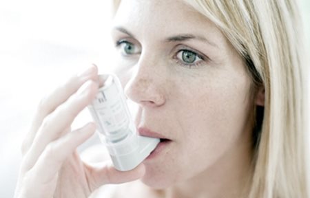 Donna che usa un inalatore