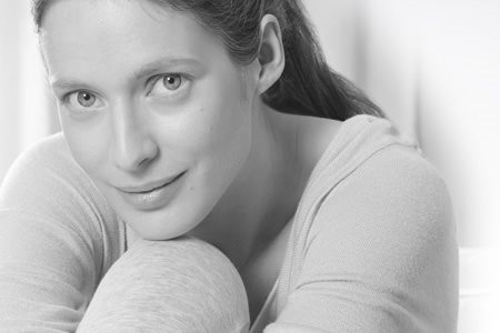 Donna che appoggia la testa sul ginocchio