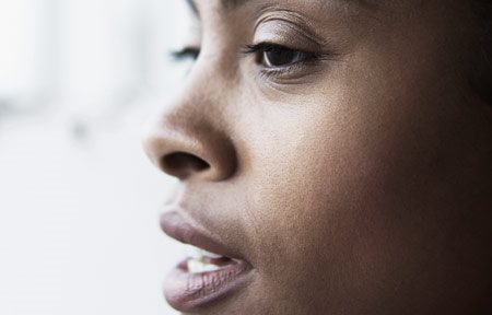 Viso di donna con la pelle scura