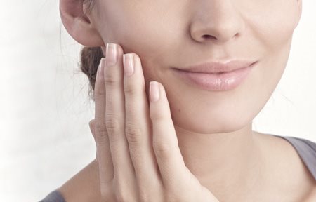 Donna che applica Eucerin Hyal-Urea Crema Giorno o Notte