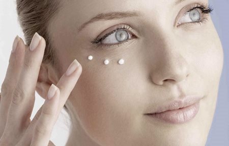 Donna che applica Eucerin Hyal-Urea Contorno Occhi