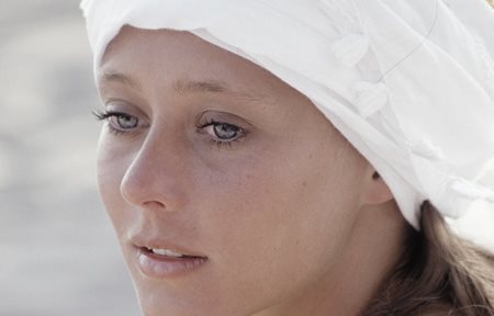 Viso di donna giovane