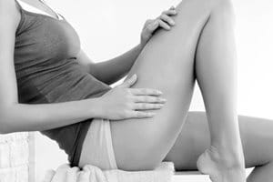 Donna con pelle secca