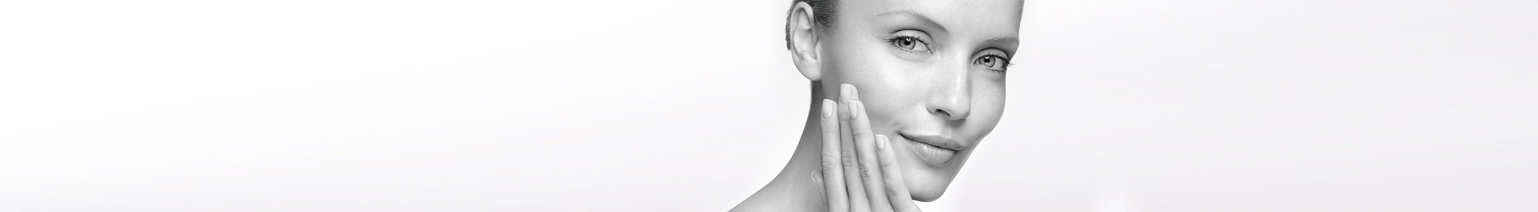 Donna con la pelle ipersensibile che si tocca il viso