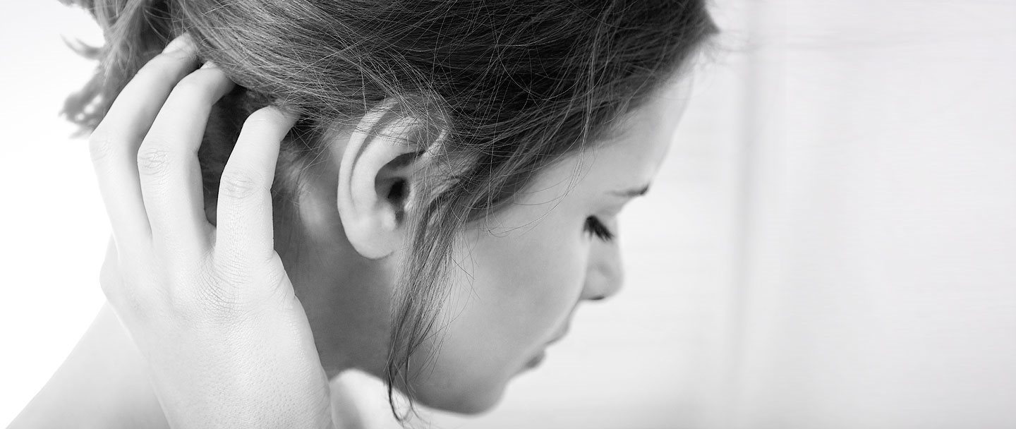 Donna a disagio, che si tocca il cuoio capelluto