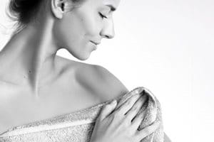 Donna avvolta nell'asciugamano