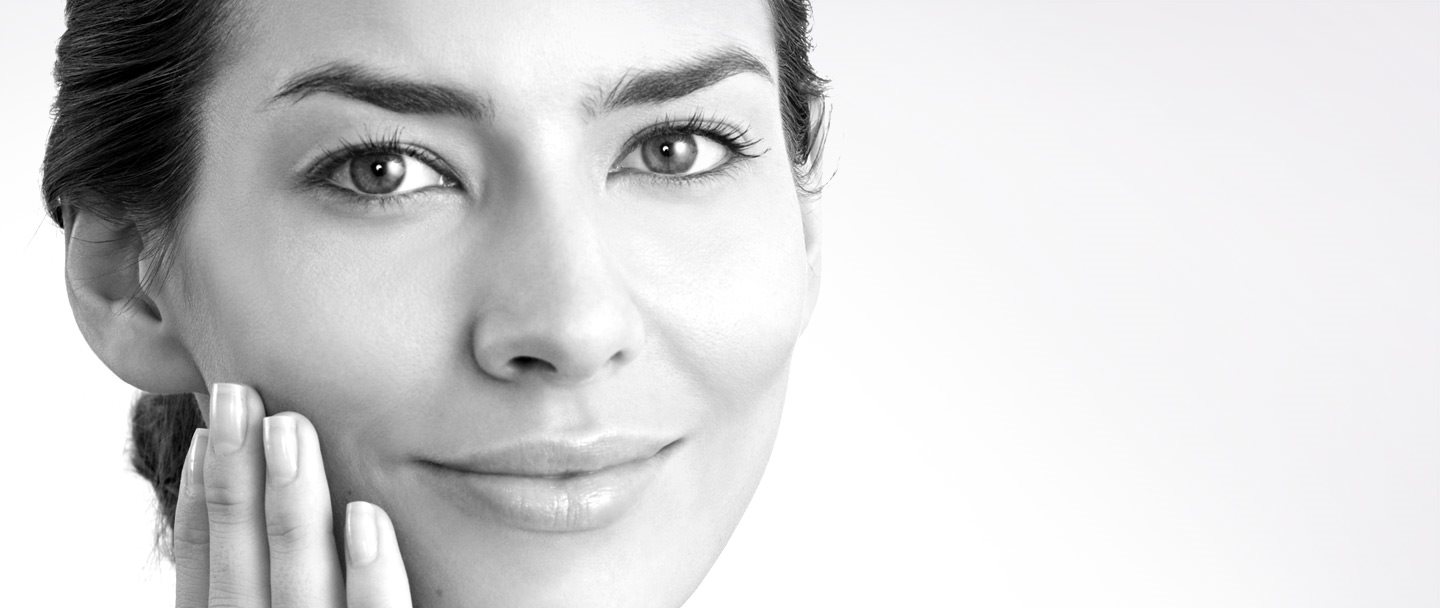 Donna che si tocca il viso