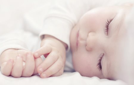 Bebè in posizione di nanna