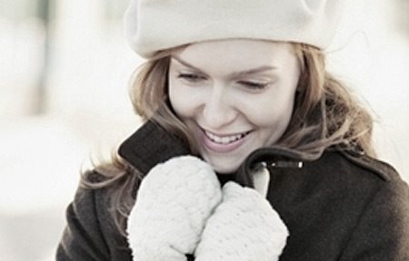 Donna che indossa abiti invernali