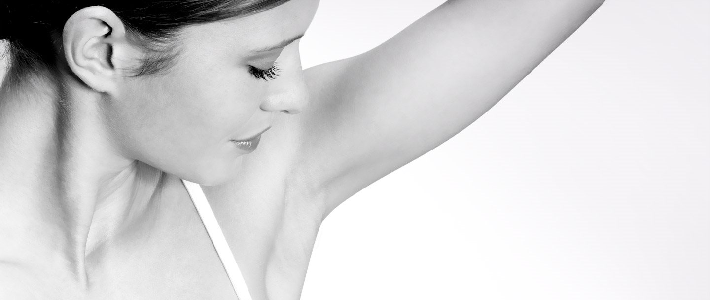 Modella di Eucerin che mostra l'ascella